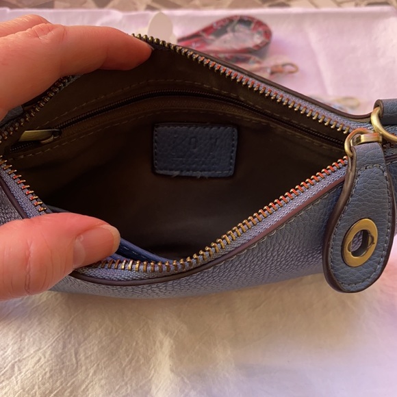 NWT!! Cute, Convertible Wristlet in Sky Blue - Picture 3 of 4